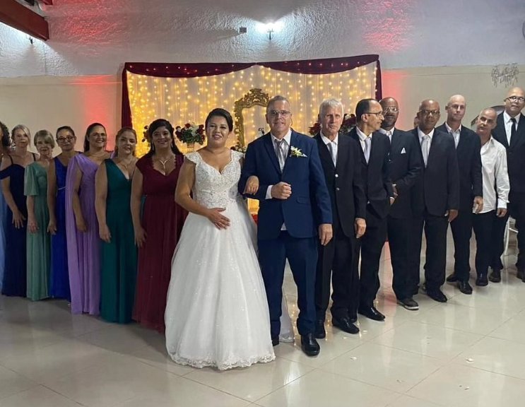 Noivos com padrinhos e madrinhas