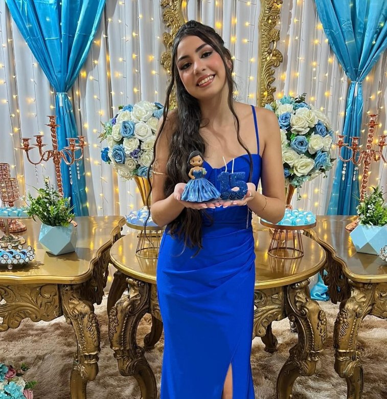 Debutante segurando boneca