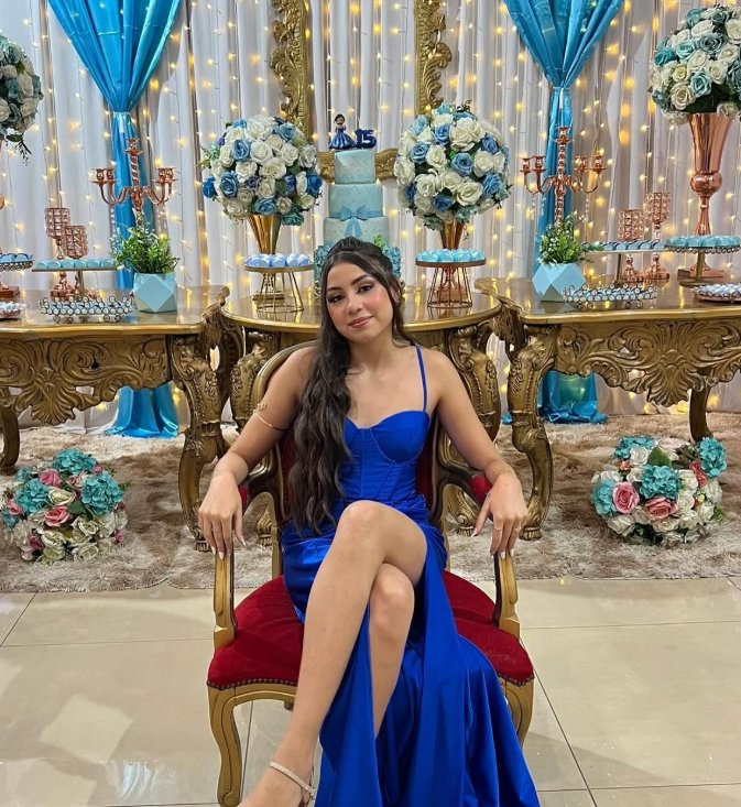 Debutante sentada no trono
