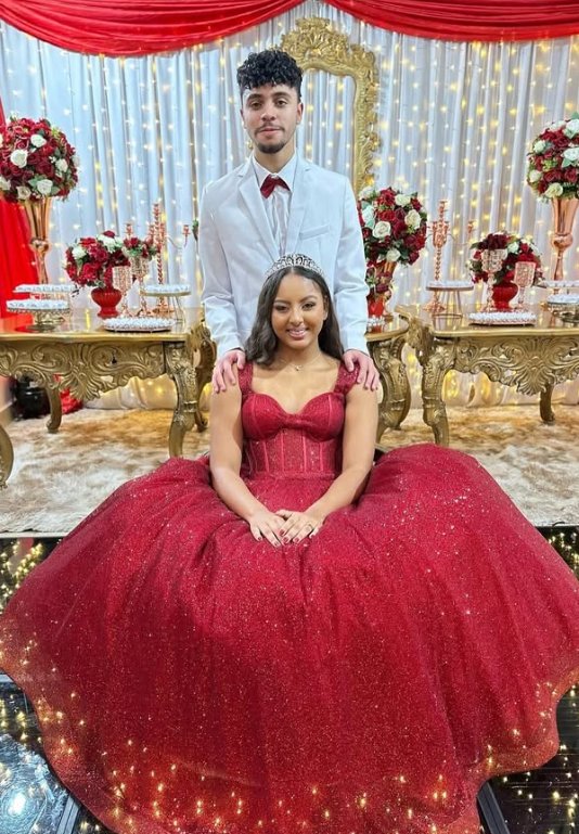 Debutante de vestido vermelho no trono