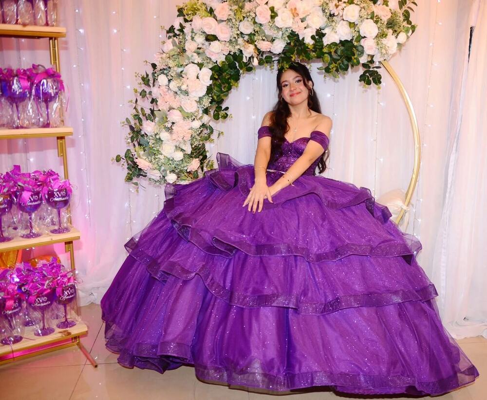 Debutante de roxo no arco de flores