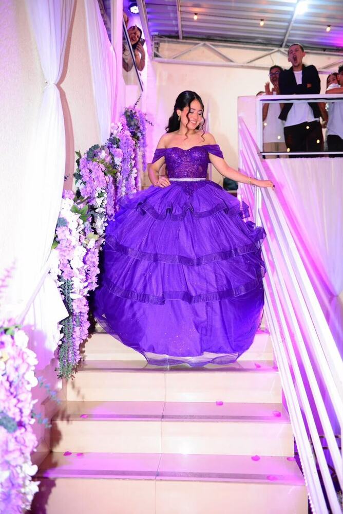 Debutante de roxo descendo a escada