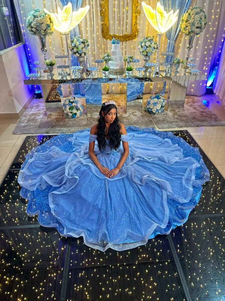 Debutante de azul sentada na pista de LED
