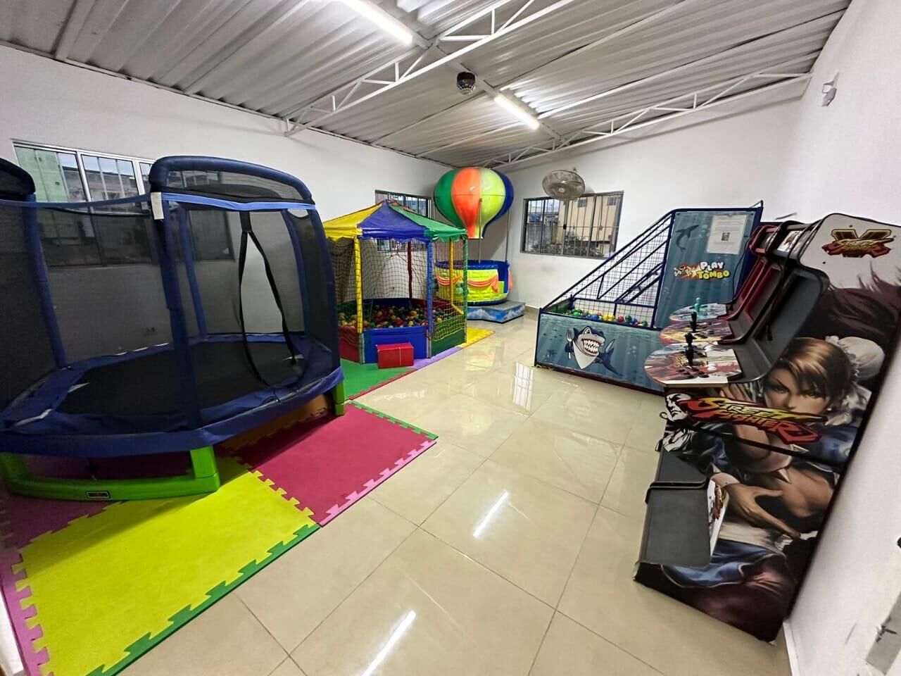 Área kids com cama elástica, piscina de bolinhas, balão e fliperama