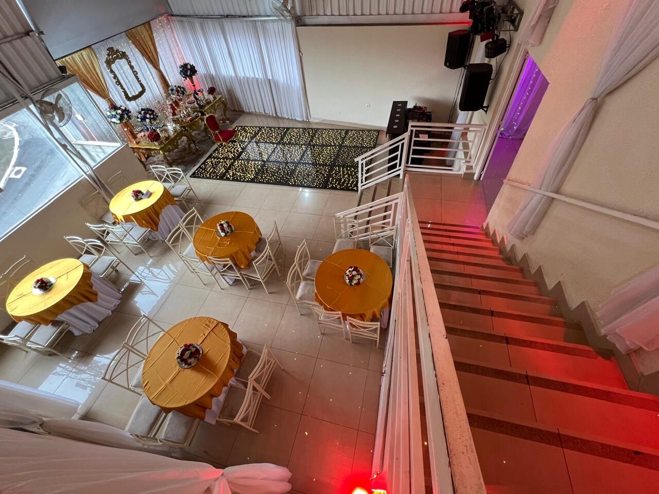 Escada para o mezanino e mesas decoradas