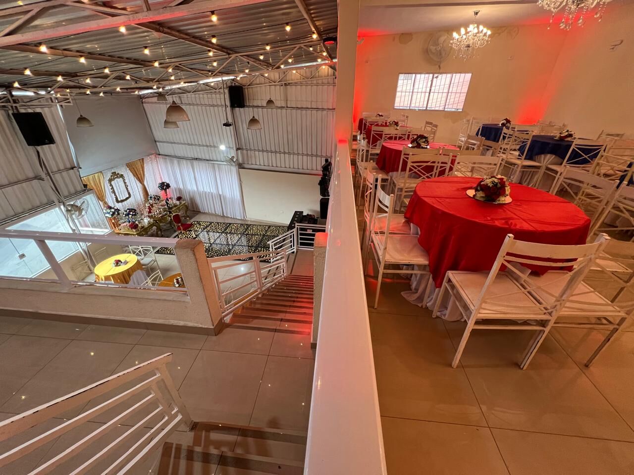 Mezanino com mesas decoradas e vista para a pista