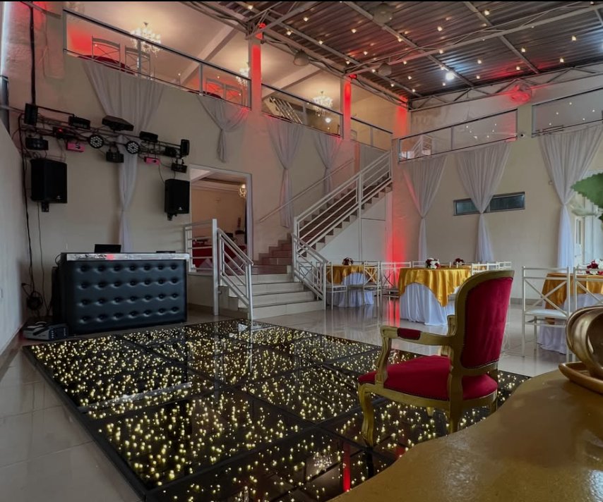 Pista de LED e cabine de DJ